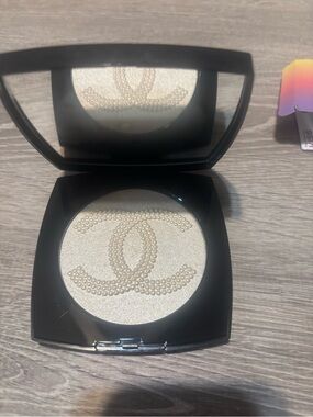CHANEL Highlighter Compact in Pearl White